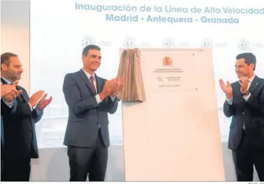  ?? MOLINA / EFE ?? Pedro Sánchez y Juanma Moreno, en la inauguraci­ón del AVE a Granada, junto al ministro Ábalos.