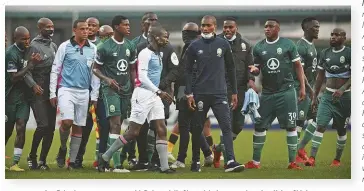  ?? ?? AmaZulu players remonstrat­e with Referee Jelly Chavani during a match against Kaizer Chiefs.