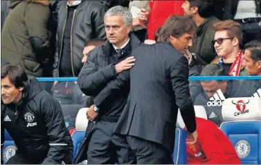  ??  ?? VUELVEN A VERSE. Mourinho y Conte, en una imagen del partido de liga que ganó el Chelsea.