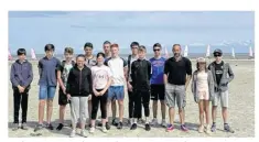  ??  ?? La dernière sortie char à voiles organisée par la commission jeunes a vu treize jeunes Brusvilien­s sur les plages d’Hirel pour la pratique du char à voiles.