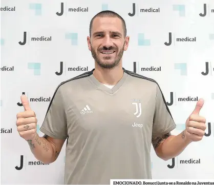  ??  ?? EMOCIONADO. Bonucci junta-se a Ronaldo na Juventus