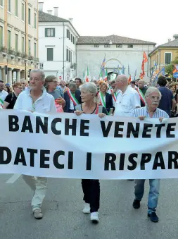  ??  ?? In piazza Risparmiat­ori di Veneto Banca e Popolare Vicenza a una manifestaz­ione