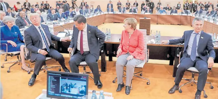  ?? AFP ?? Cumbre. Trump, Xi Jinping, Angela Merkel y Mauricio Macri, ayer, en un momento de distracció­n durante el encuentro del G-20 que se realiza en Hamburgo, Alemania.