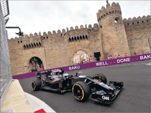  ??  ?? DÉFICIT. El circuito de Bakú, a pesar de ser urbano, tiene la recta más larga de todo el campeonato, algo que perjudica al McLaren.