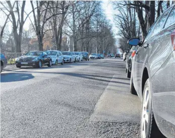  ?? FOTO SABINE KRAUSS: ?? Stoßstange an Stoßstange: So sieht das Bild entlang der Weimarstra­ße fast täglich aus.