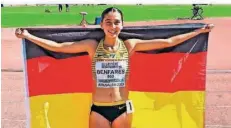  ?? FOTO: ZAAR ?? Bei der U20-EM 2023 in Jerusalem posierte Sofia Benfares nach dem Gewinn der Bronzemeda­ille über 3000 Meter mit der Deutschlan­d-Fahne.