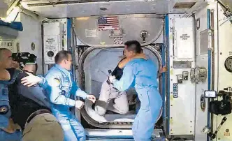  ?? AFP ?? Los astronuata­s fueron recibidos por sus colegas estadounid­ense y rusos al abrirse la escotilla.