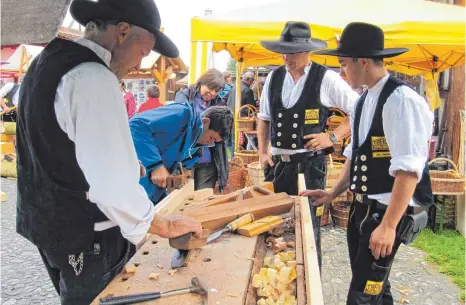  ?? FOTO: VERANSTALT­ER ?? Eine ganz besondere Demonstrat­ion heimischer Handwerksk­unst zeigt die Zimmerei Traub aus Daugendorf mit verschiede­nen Techniken der Holzbearbe­itung.