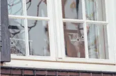  ??  ?? Drei Einschussl­öcher sind in dem Fenster zu erkennen, durch das Detlev Karsten Rohwedder erschossen wurde.