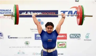  ??  ?? This is it: Jabriella Teo Samuel in action during the girls’ 75kg snatch at the Merdeka Hall in Tapah.