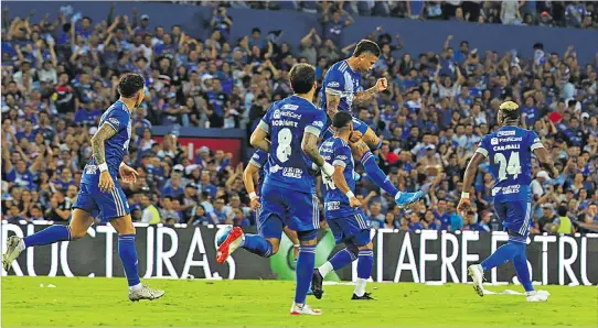  ?? FOTOS: GERARDO MENOSCAL / EXPRESO ?? Celebració­n. Los jugadores del cuadro millonario festejaron juntos el primer gol del partido, que fue firmado por el volante colombiano Alexis Zapata (en el aire). El cafetero tiene entre sus virtudes una gran pegada desde lejos.