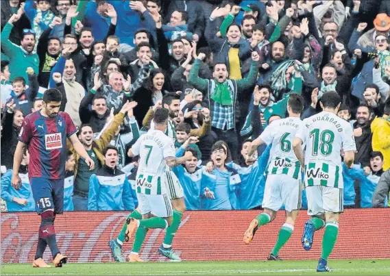  ?? FOTO: EFE ?? José Ángel, cabizbajo, se dirige al centro del campo tras el segundo gol del Betis mientras los andaluces corren a abrazar a Barragán