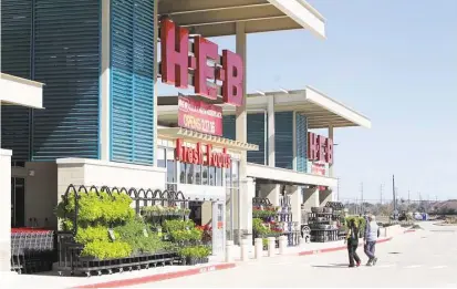  ?? Steve Gonzales photos / Houston Chronicle ?? H-E-B’s newest store opens Wednesday in Clear Lake. Clear Lake has a smaller H-E-B 5 miles away that will stay open.