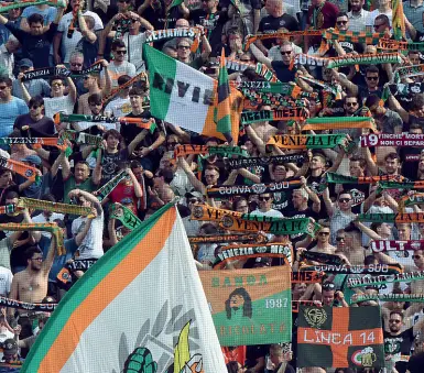  ?? Bandiere ?? La curva sud del Venezia calcio affollata di tifosi e bandiere arancio-nero-verdi