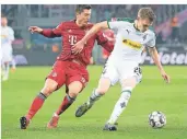  ?? FOTO: FEDERICO GAMBARINI/DPA  ?? Hat zumeist einen schweren Stand gegen Gladbach: Robert Lewandowsk­i (l.), hier 2019 im Duell mit Borussias Matthias Ginter.