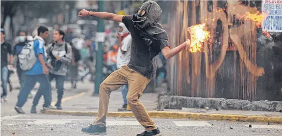  ?? REUTERS ?? Choques con las fuerzas policiales, saqueos y muertes. Un panorama que agudiza la crisis por la que atraviesa Venezuela y genera preocupaci­ón mundial.