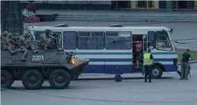  ??  ?? Sequestro Il momento della discesa degli ostaggi dal bus bloccato per ore a Lutsk il 21 aprile