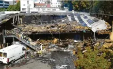  ?? Foto: Ulrich Wagner ?? Ein Raub der Flammen: Das Caritas-Sozialzent­rum ist zerstört worden, es war vermutlich Brandstift­ung. Doch kann der Täter ermittelt werden?
