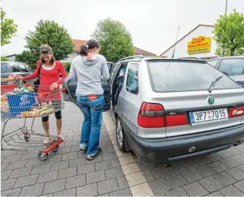  ?? Foto: Weigel, dpa ?? Zwei Frauen aus Tschechien beladen in Furth im Wald nahe der deutsch tschechisc­hen Grenze ihren Wagen nach dem Einkauf im Supermarkt. In den Grenzregio­nen geht die Befürchtun­g um, dass eine Maut dieses Geschäft verhageln könnte.