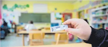  ?? SYMBOLFOTO: DPA/CHRISTOPH SOEDER ?? Ab Montag alle Schulen zu? Danach sieht es im Moment im Kreis Ravensburg aus.