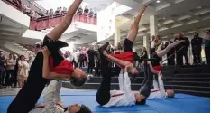  ?? Foto: Felix Oechsler ?? In der Aula des Gymnasiums sahen die zahlreiche­n Festgäste perfekt dargeboten­e Partnerakr­obatik.