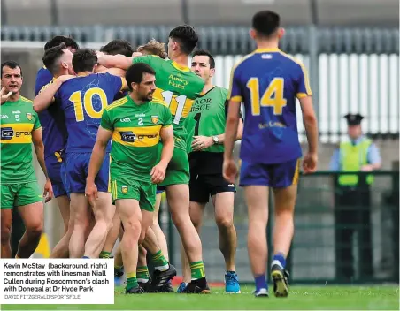  ?? DAVID FITZGERALD/SPORTSFILE ?? Kevin McStay (background, right) remonstrat­es with linesman Niall Cullen during Roscommon’s clash with Donegal at Dr Hyde Park