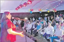  ??  ?? La senadora Esperanza Martínez habla durante la presentaci­ón anoche de los candidatos del Frente Guasu.