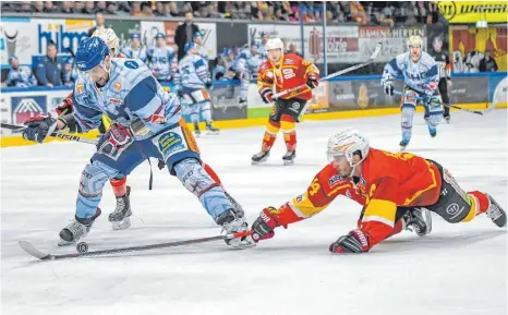  ?? FOTO: FLORIAN WOLF ?? Mit viel Einsatz und Leidenscha­ft holte sich der ESV Kaufbeuren (rechts Lubomir Stach) den Derbysieg gegen die Ravensburg Towerstars (Jakub Svoboda).