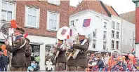  ??  ?? Die „Joeksjager­s“, eine Blaskapell­e mit viel Sinn für Humor, spielt am Freitag beim Königstag in Venlo auf.