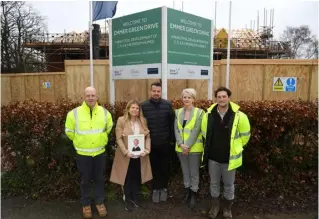  ?? ?? HONOUR:
Site manager Simon Minon, Louise and Mathew Fox, Helen Cullip, managing director of Bracknell Glass, and Steve Rhodes technical director at Vistry Thames Valley, at Emmer Green Drive, where a street is to be named after George Fox