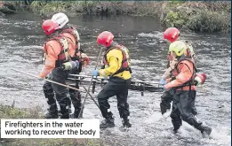  ??  ?? Firefighte­rs in the water working to recover the body