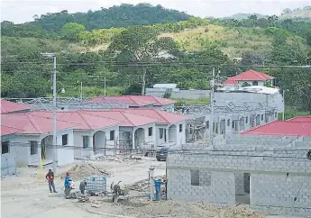  ??  ?? EDIFICACIÓ­N. En la residencia­l Bosques de Jucutuma se ejecuta la tercera etapa del proyecto.