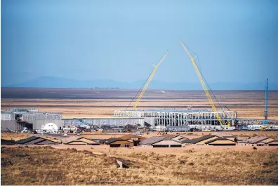  ?? ROBERTO E. ROSALES/JOURNAL ?? The Facebook data center in Los Lunas will now include a total of six buildings, representi­ng an investment worth more than $1 billion.