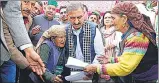  ?? HT PHOTO ?? Chief minister Sukhvinder Singh Sukhu interactin­g with the public in Dodra-Kwar, Shimla, on Friday.