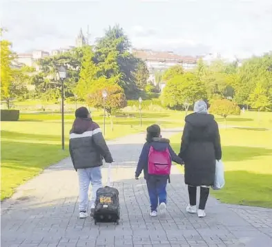  ?? EL PERIÓDICO ?? Una familia de inmigrante­s pasea por un parque.