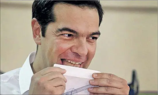  ?? ALKIS KONSTANTIN­IDIS / REUTERS ?? Alexis Tsipras, primer ministro griego, en el momento de votar