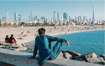  ?? FOTO PROFIMEDIA ?? Turisté jsou vítáni i bez roušek. „Podniky jsou otevřené, v restaurací­ch s venkovním posezením se nevyžaduje prakticky nic,“popisuje dubajskou realitu Emma Posser z Prahy. Na snímku je pláž na předměstí Dubaje.