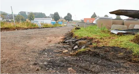  ?? Foto: Verena Mörzl ?? Auf rund 270 Metern wurde das belastete Erdreich abgetragen und auf einem Platz nahe der Mehrzweckh­alle zwischenge­lagert. Die Kosten für die Entsorgung könnten sich auf rund 150 000 Euro belaufen.