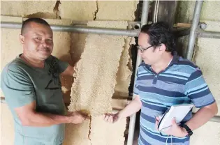  ??  ?? Dr. Ruba (left) showing Zetryl Chem’s Bien Magcalas a rubber creepe in storage.