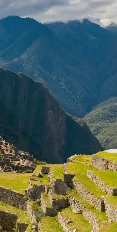  ??  ?? Au Pérou, à l’est de la cordillère des Andes, ce lieu souverain se dresse sur une crête qui relie deux sommets, le Machu Picchu et le Huayna Picchu. C’est ce dernier que l’on voit ici.