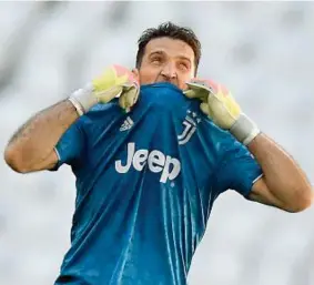  ??  ?? Bandiera Gigi Buffon, 42 anni, è alla stagione numero 18 con la Juve, dopo una al Psg