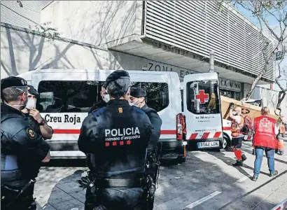  ?? ÀLEX GARCIA ?? Els Mossos van anar al pavelló de la Mina per mediar amb els veïns que s’oposen al nou servei