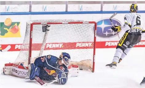  ?? FOTO: IMAGO/EIBNER ?? Mit seinem zehnten Saisontor erzielte Lucas Lessio in München den ersten Treffer der Pinguine. Torwart Kevin Reich liegt geschlagen auf dem Eis.