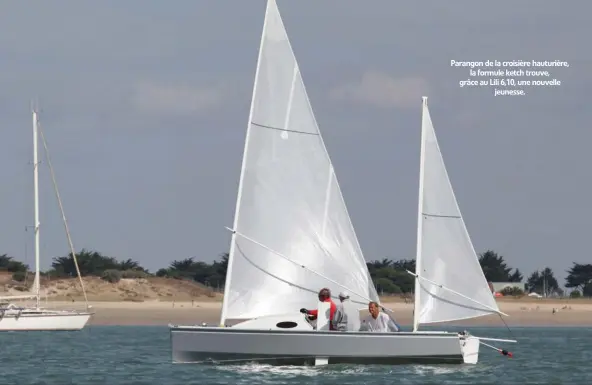  ??  ?? Parangon de la croisière hauturière, la formule ketch trouve, grâce au Lili 6,10, une nouvelle jeunesse.