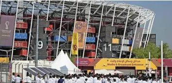  ?? AFP ?? Am Sonntag beginnt die WM: Sicherheit­skräfte ausserhalb des Stadions 974 in Doha.