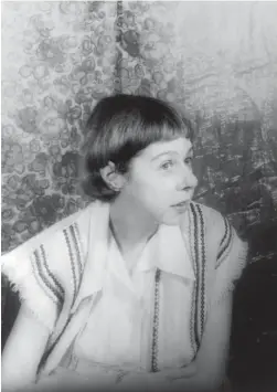  ?? FOTO: PRESSBILD ?? VAD DE GÖR DäR UTANFÖR. Carson McCullers var en av den amerikansk­a söderns mest egenartade prosaister, brådmogen och självförbr­änd. Hon hade ett sällsynt skarpt gehör för människors utanförska­p, för vad de säger och gör där utanför.