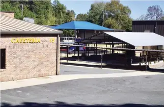  ?? The Sentinel-record/lance Porter ?? ■ A pavilion located in front of the upper and lower grade level cafeterias at Fountain Lake School is used for optional overflow.