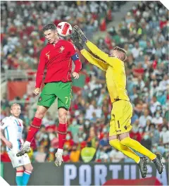  ?? ?? Cristiano Ronaldo firmó un triplete, pero no le alcanzó para recuperar el liderato, ya que Serbia también ganó.