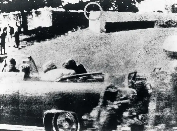  ??  ?? DISPAROS EN DALLAS. La trayectori­a de la llamada “bala mágica” resulta tan rara que muchos creen que hubo al menos otro tirador situado delante. La película del aficionado Zapruder y esta polaroid de Mary Moorman lo demuestran, según algunos.