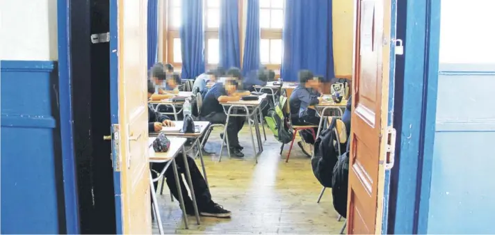  ??  ?? ► Alumnos en clases en un colegio de Santiago.